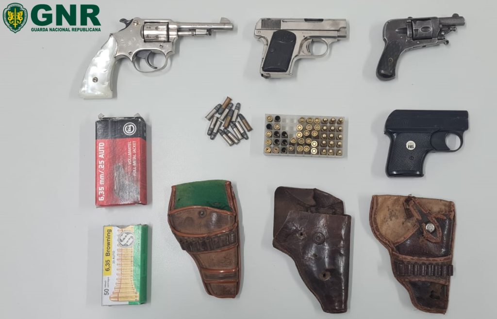  Homem coleciona armas em casa e é detido por posse ilegal