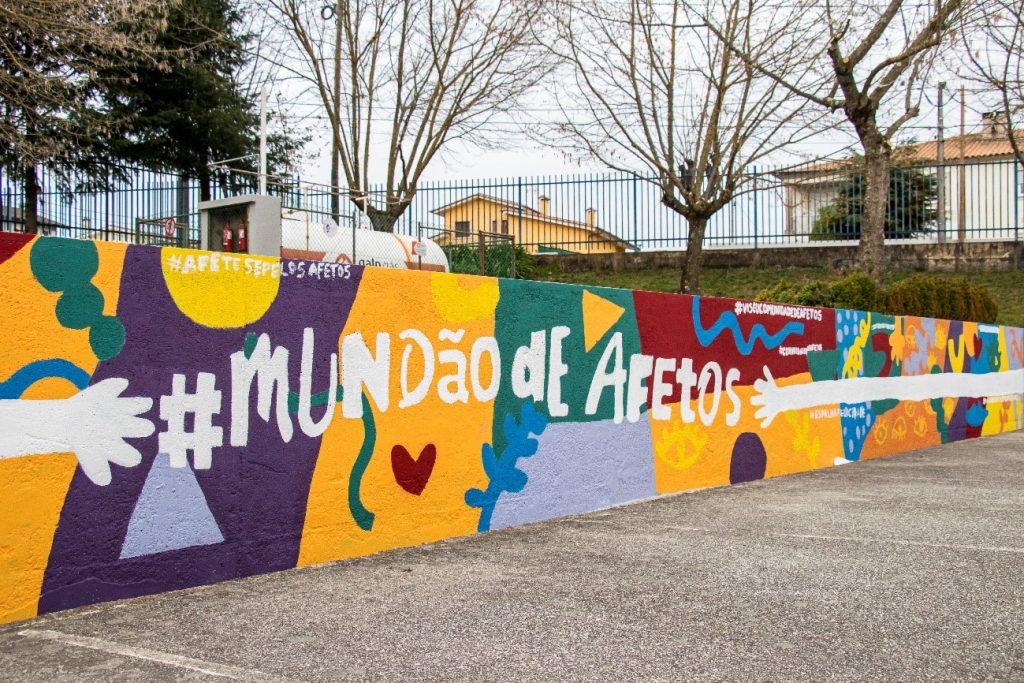  Escola de Mundão tem um "mural de afetos" pintado pelos alunos