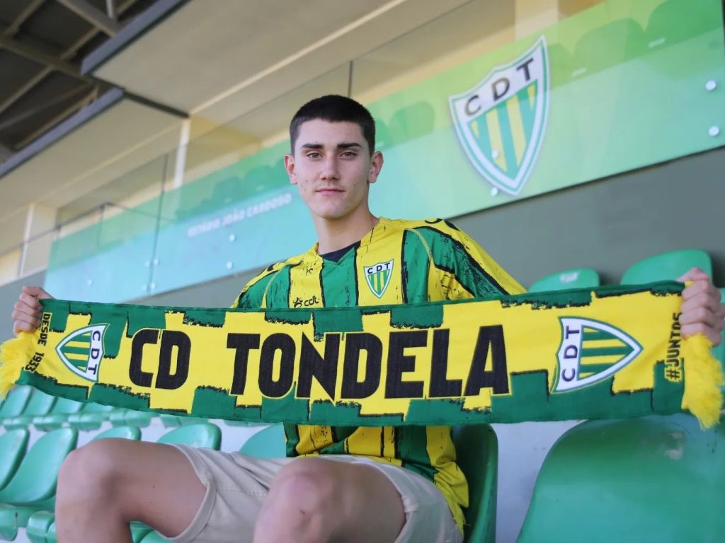  CD Tondela: Jovem central Rafael Alcobia assina até 2024