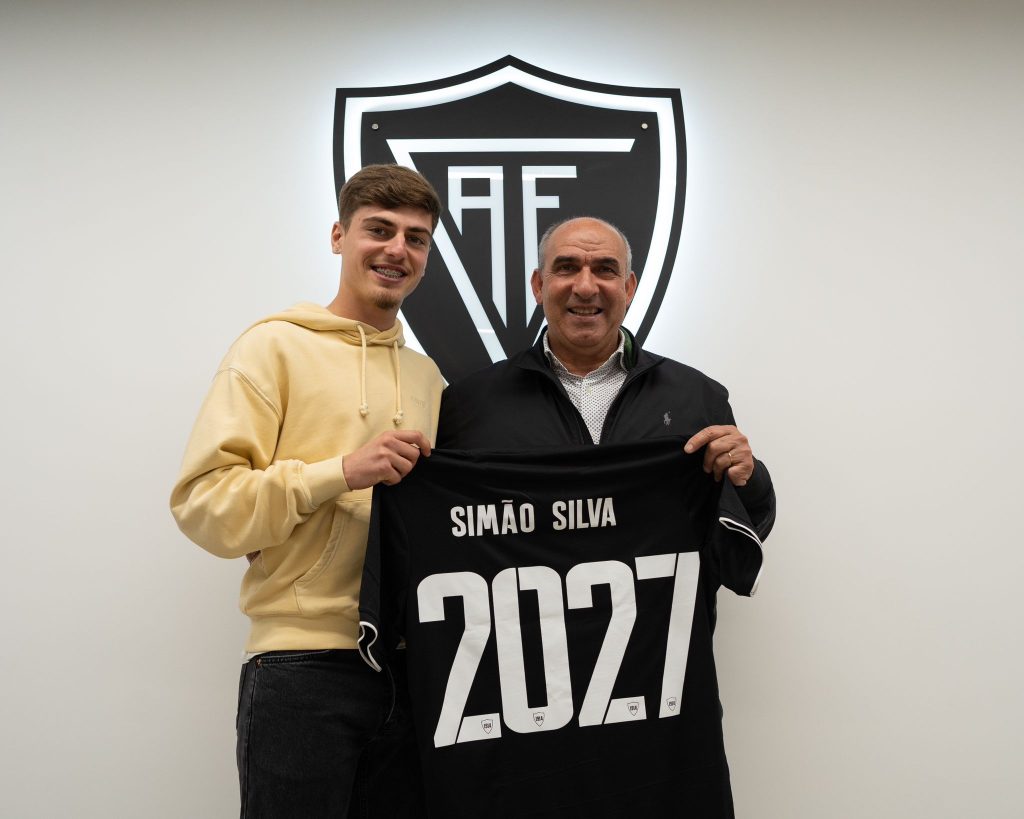  Académico de Viseu: Simão Silva assina contrato profissional até 2027