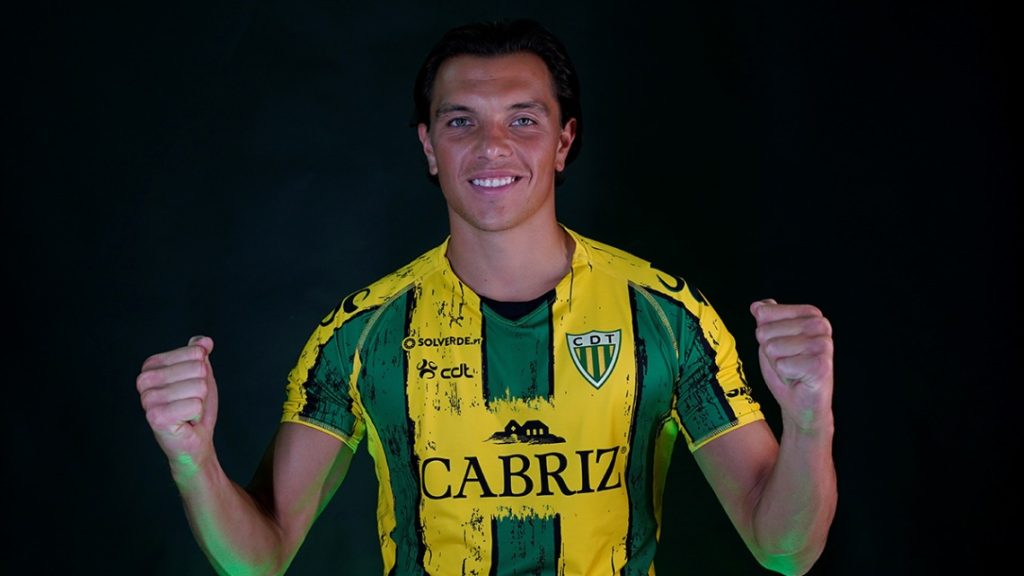  Dadashov oficializado como novo ponta de lança do CD Tondela