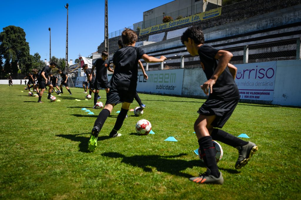  Futebol: Centenas de jovens em "curso intensivo de verão" no estádio do Lusitano