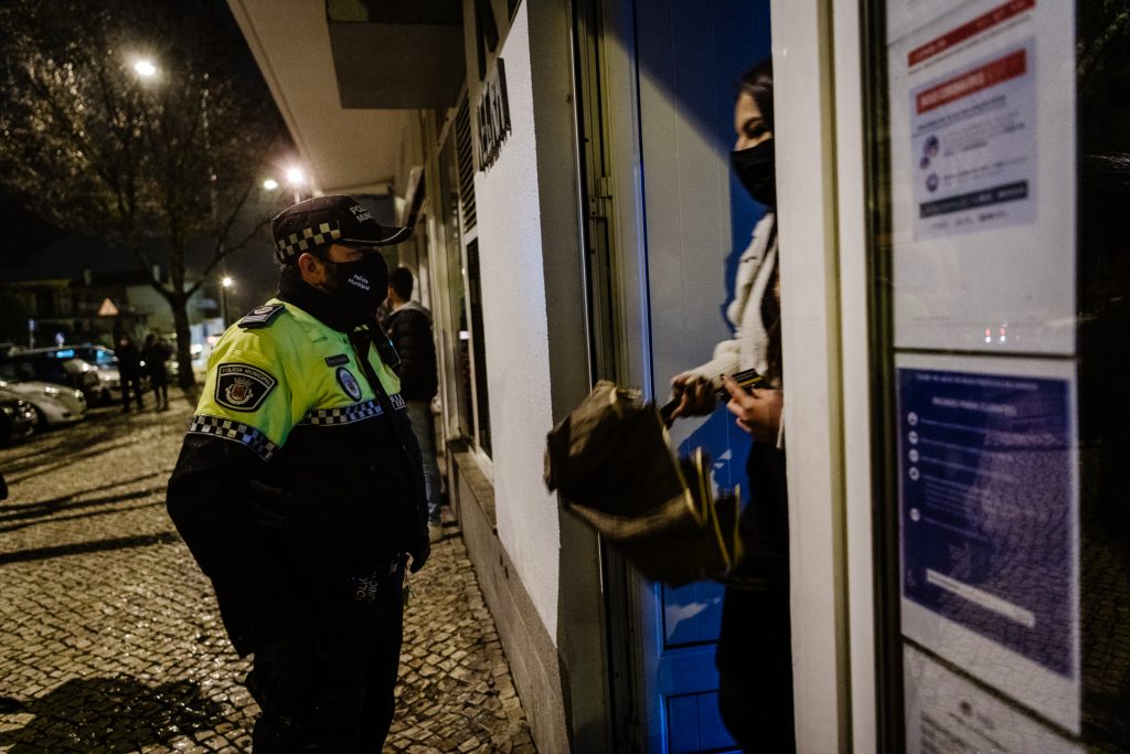  Bares e cafés continuam a vender bebidas alcoólicas pela noite fora em Viseu