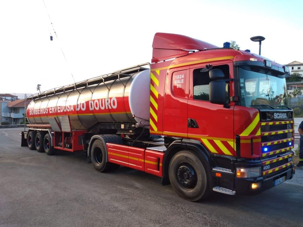  Bombeiros chamados para limpar estrume deixado na EN222, no Douro