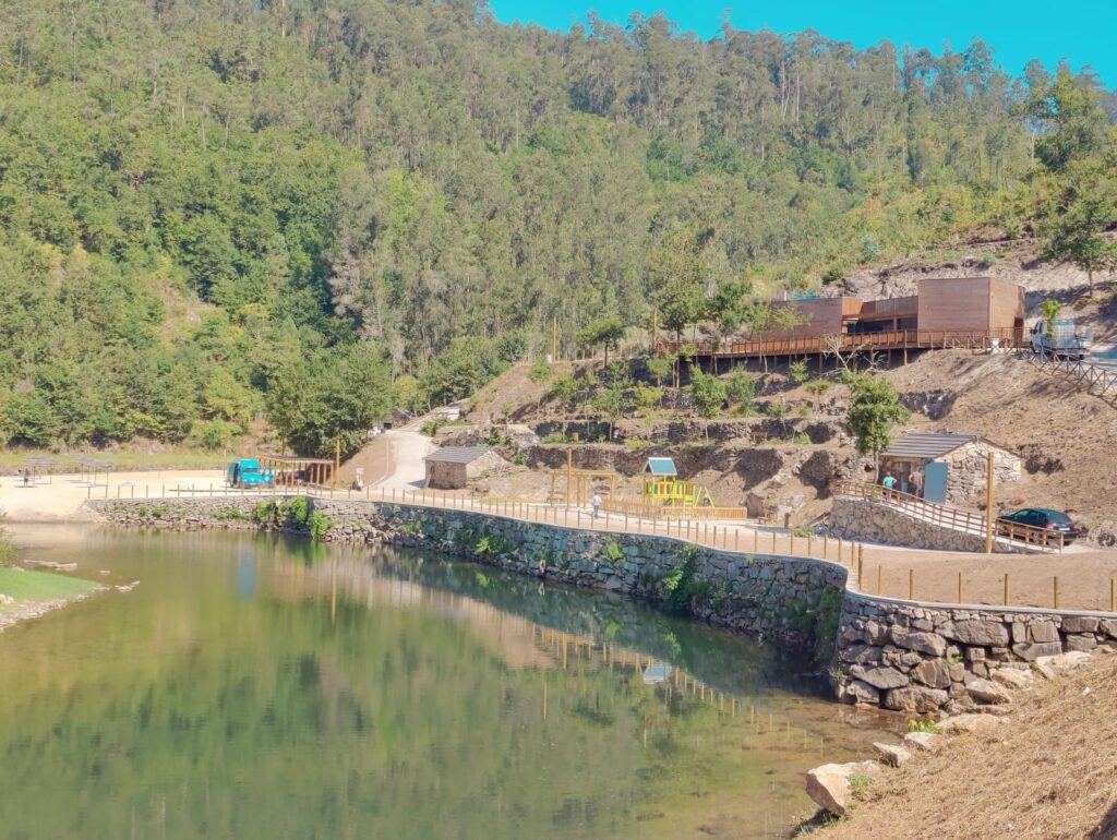  Oliveira de Frades: Zona da Ribeirinha da Carriça com parque infantil e zona de lazer