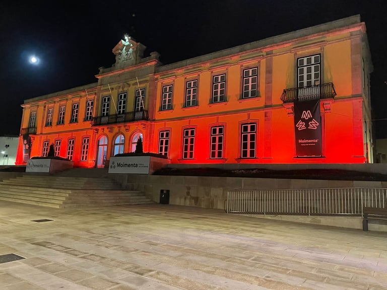  Paços do Concelho de Moimenta da Beira iluminados de vermelho para alertar sobre doença da distrofia muscular