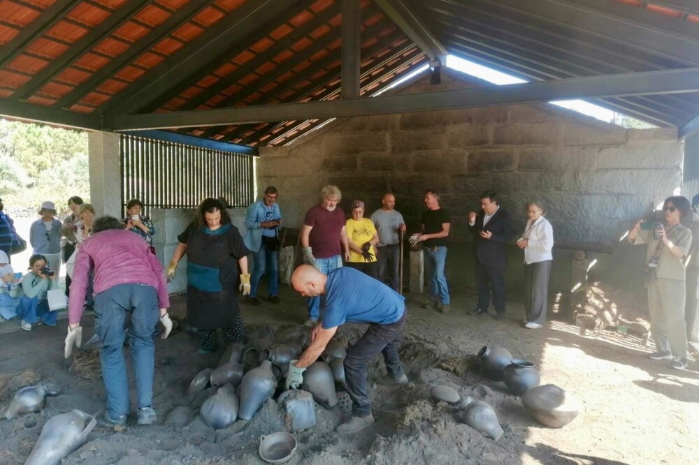  Artistas estrangeiros ''descobrem'' barro negro de Molelos em Tondela