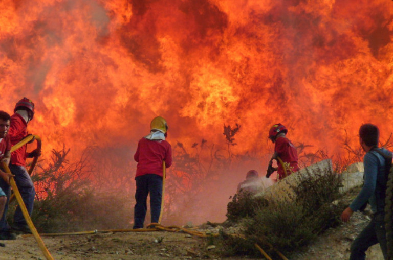  Incêndios: Três bombeiros mortos. Aldeias em risco, fumo dificulta trabalhos, faltam meios