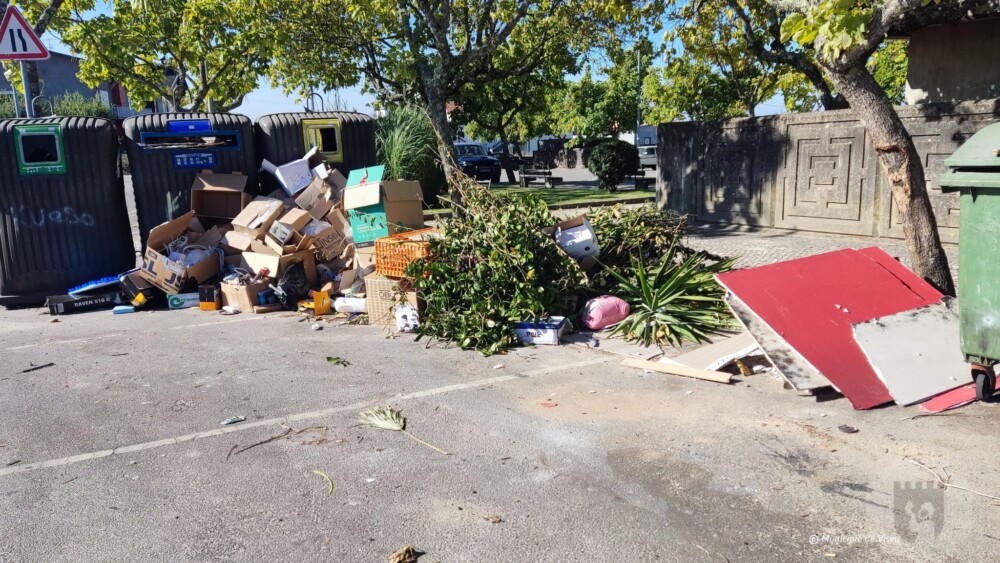  Lixo abandonado em Viseu junto ao cemitério. Câmara fala em "falta de civismo"