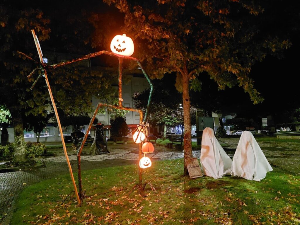  Centro de Oliveira de Frades decorado 'a rigor' para o Dia das Bruxas