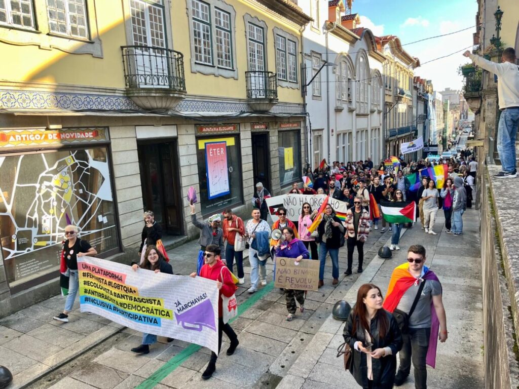  Mais de uma centena de pessoas marchou em Viseu “de cravo ao peito contra o preconceito”