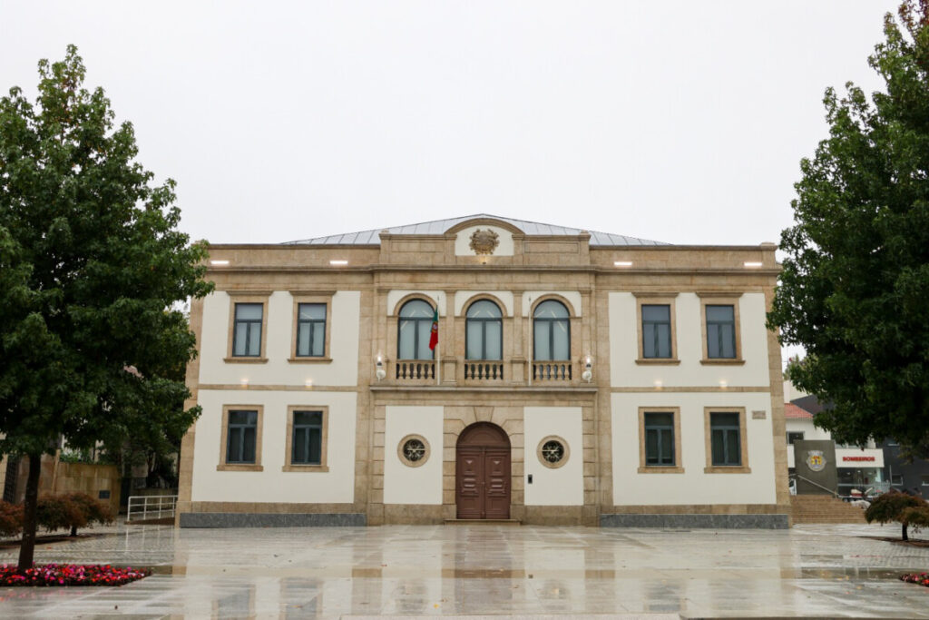  Portas da Câmara Municipal de Oliveira de Frades reabrem em dia de feriado municipal