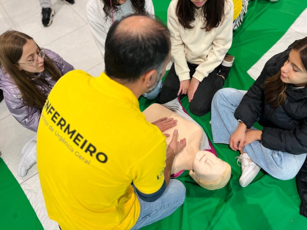  Enfermeiros da urgência do hospital de Viseu saem à rua para sensibilizar sobre suporte básico de vida, urgências e AVC