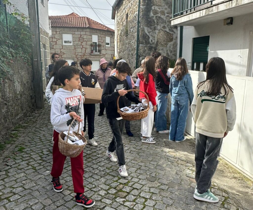  Crianças e idosos confecionam “Pão por Deus” e distribuem pelas ruas de Rio de Loba (Viseu)