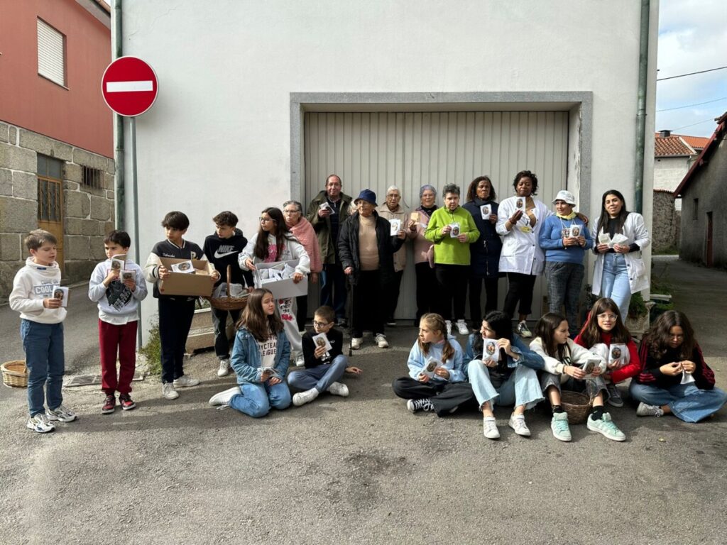  Crianças e idosos confecionam “Pão por Deus” e distribuem pelas ruas de Rio de Loba (Viseu)