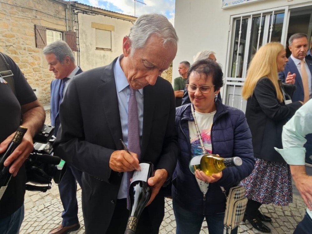  Marcelo oferece garrafas de vinho do Dão autografadas em inauguração de casa dedicada a Vergílio Ferreira