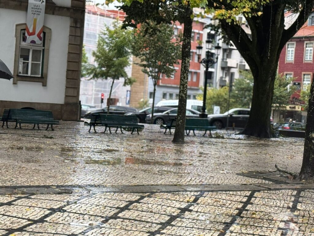  Proteção Civil emite alerta por causa da chuva e pede que se evitem deslocações