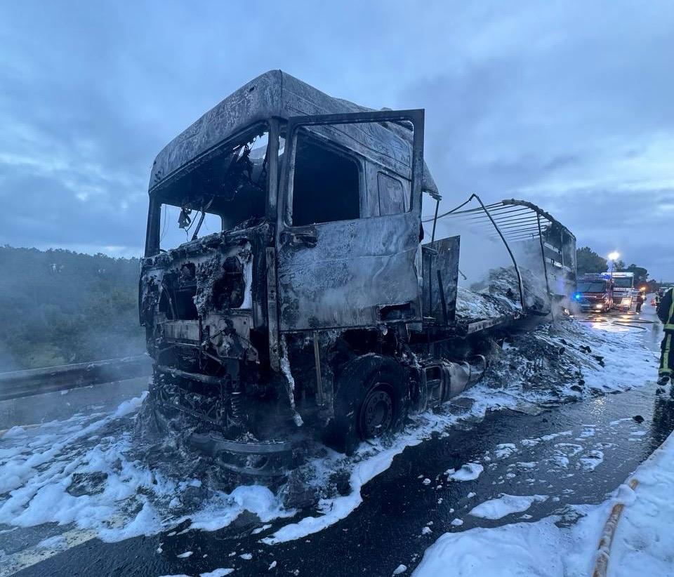  Camião arde na A25 e fica totalmente destruído