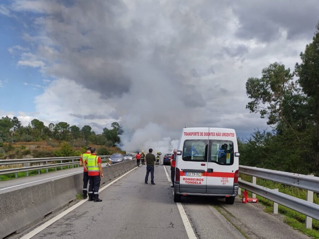  Carro a arder corta IP3 no sentido Tondela-Viseu