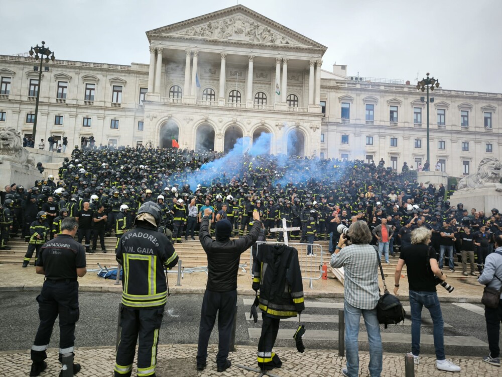  Protesto juntou centenas de bombeiros sapadores na escadaria do parlamento