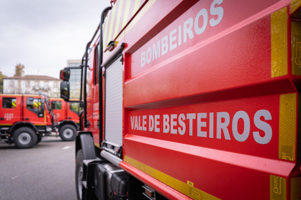  Bombeiros recebem novos veículos de combate a incêndios em Tondela