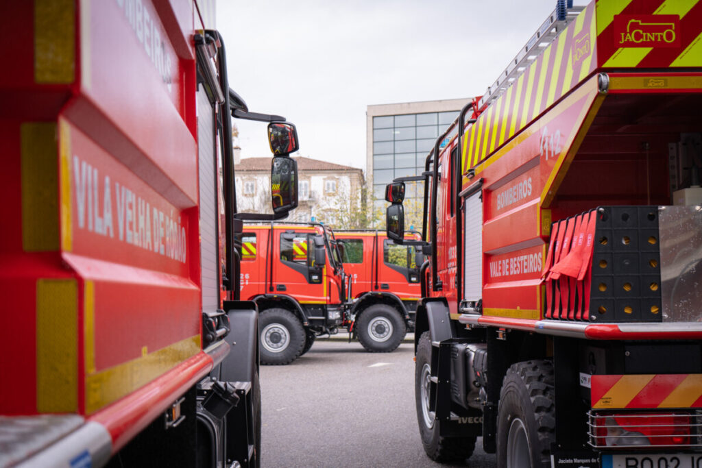  Bombeiros recebem novos veículos de combate a incêndios em Tondela