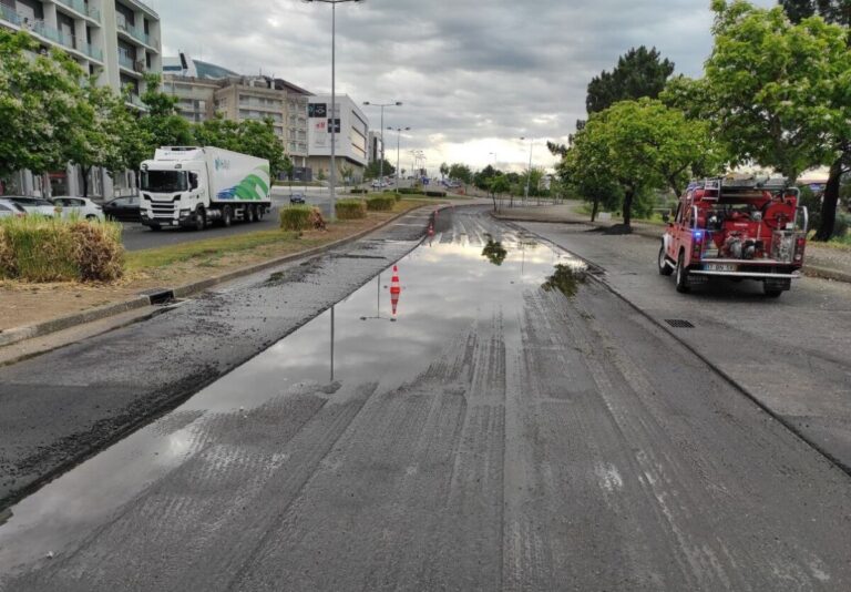 Estrada inundações bombeiros chuva