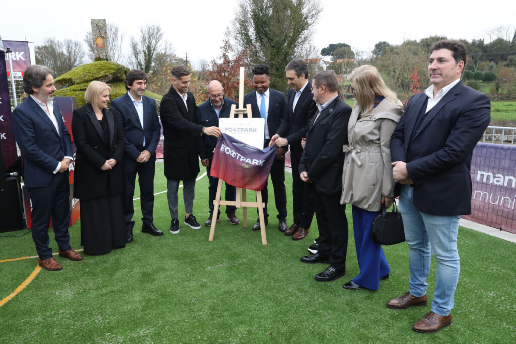  Guarda-redes do FCPorto inaugura campo de futebol em Mangualde