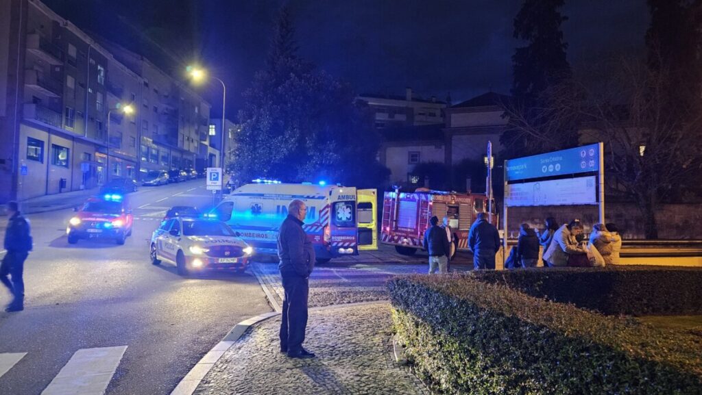  Carro despista-se e capota dentro de parque de estacionamento em Viseu