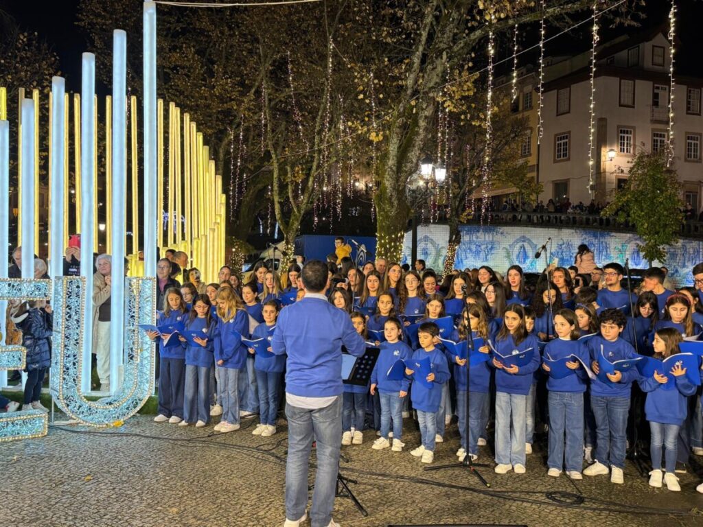  Acenderam-se as luzes de Natal em Viseu ao som do Coro Vox Visio e com multidão a assistir