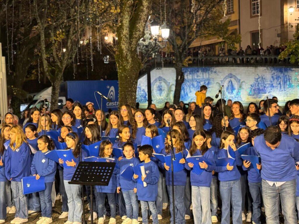  Acenderam-se as luzes de Natal em Viseu ao som do Coro Vox Visio e com multidão a assistir