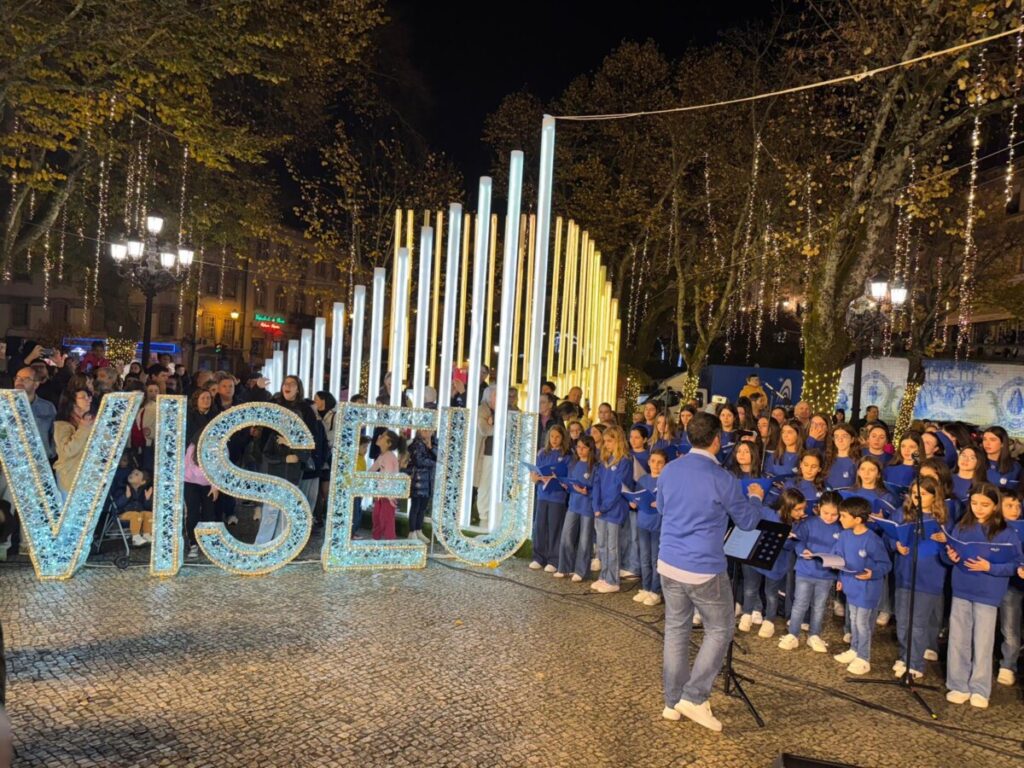  Acenderam-se as luzes de Natal em Viseu ao som do Coro Vox Visio e com multidão a assistir