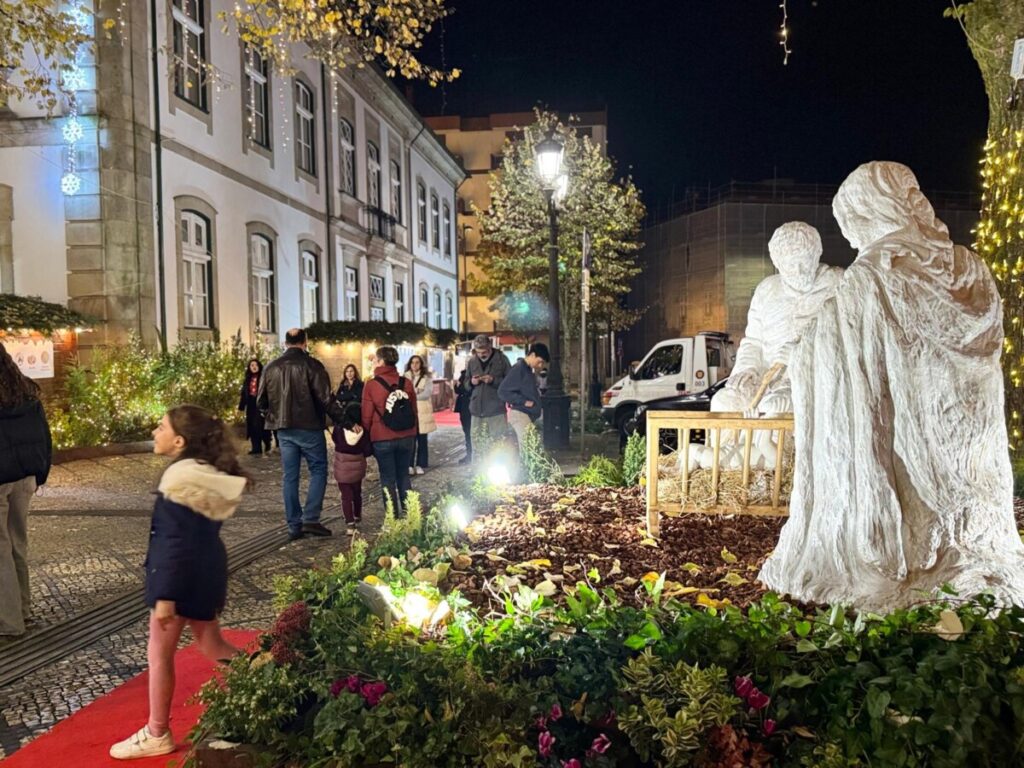  Acenderam-se as luzes de Natal em Viseu ao som do Coro Vox Visio e com multidão a assistir