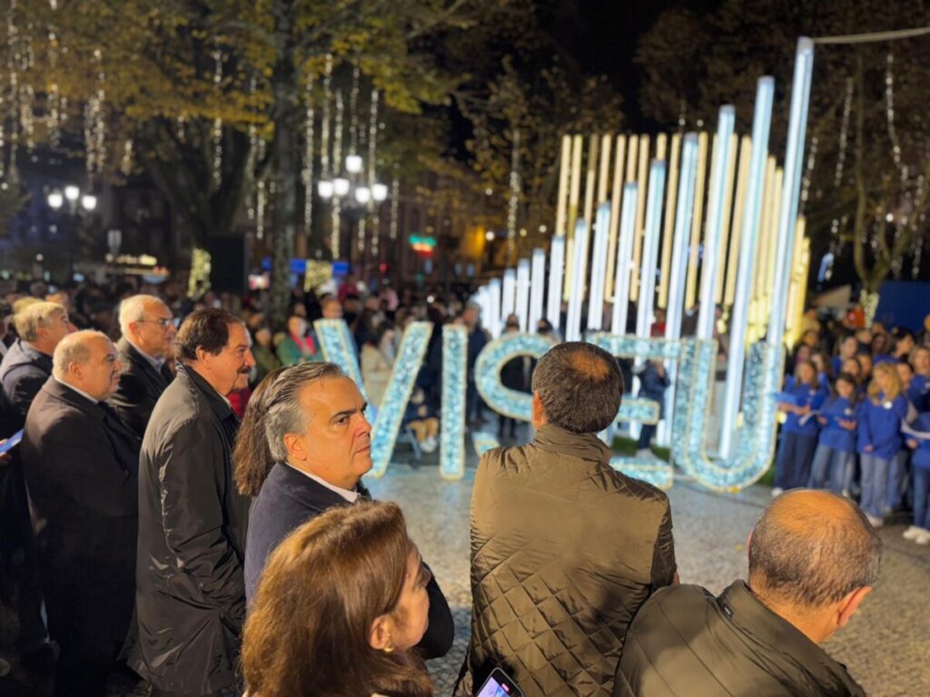  Acenderam-se as luzes de Natal em Viseu ao som do Coro Vox Visio e com multidão a assistir