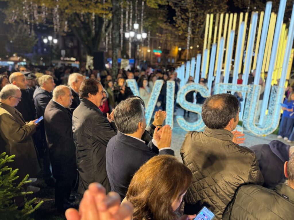  Acenderam-se as luzes de Natal em Viseu ao som do Coro Vox Visio e com multidão a assistir