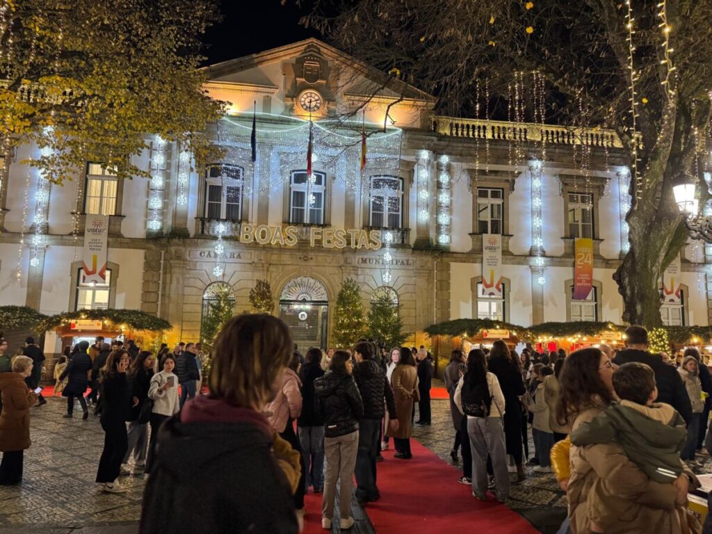  Acenderam-se as luzes de Natal em Viseu ao som do Coro Vox Visio e com multidão a assistir