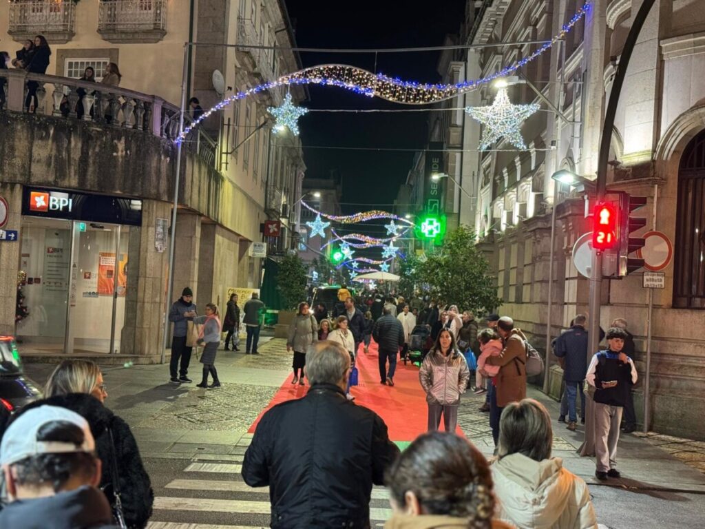  Acenderam-se as luzes de Natal em Viseu ao som do Coro Vox Visio e com multidão a assistir