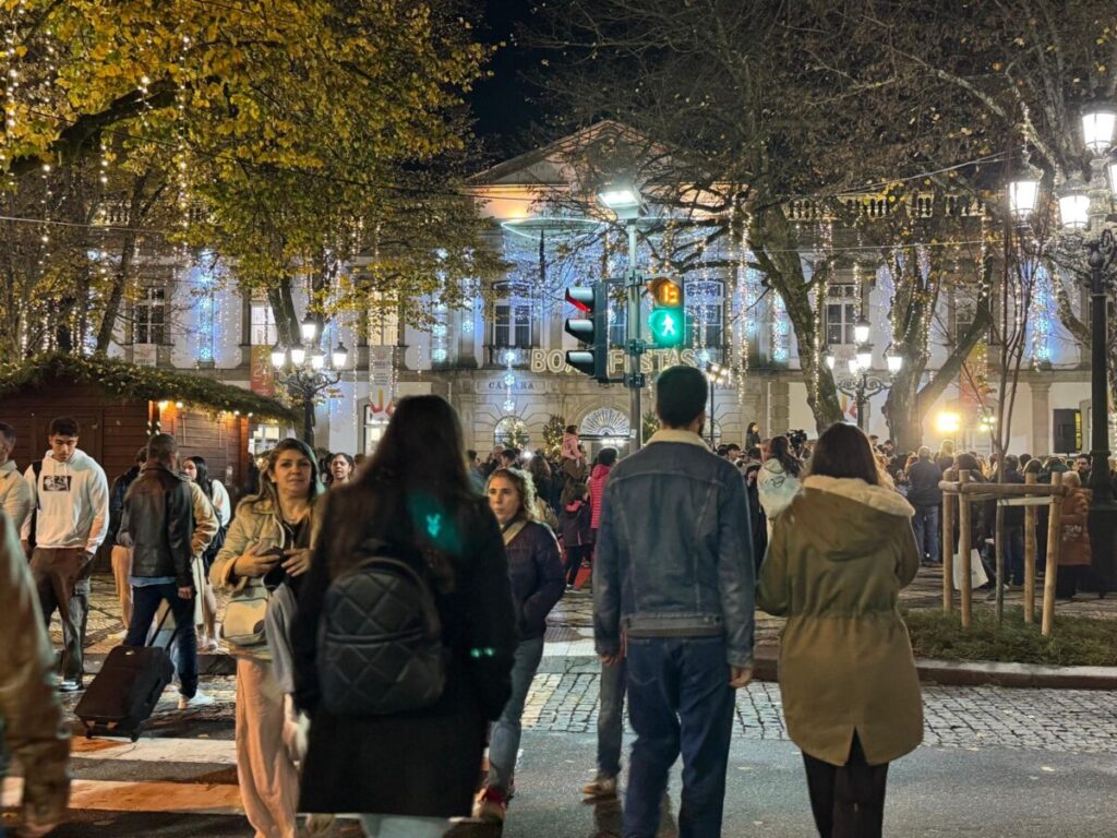  Acenderam-se as luzes de Natal em Viseu ao som do Coro Vox Visio e com multidão a assistir