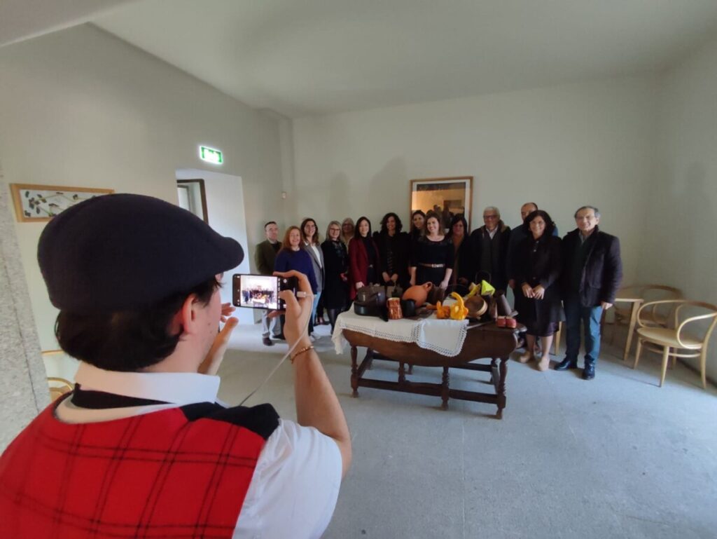  Alunos da Escola Superior de Tecnologia e Gestão de Viseu promovem queijo e vinhos da região no Museu Grão Vasco