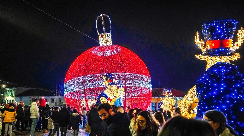  Bola gigante e mercadinho de Natal em Moimenta da Beira