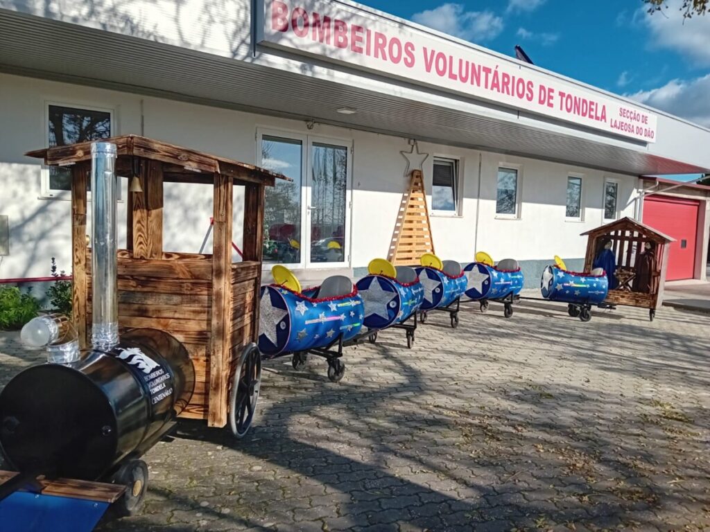  Bombeiros de Tondela constroem comboio de Natal com materiais reciclados