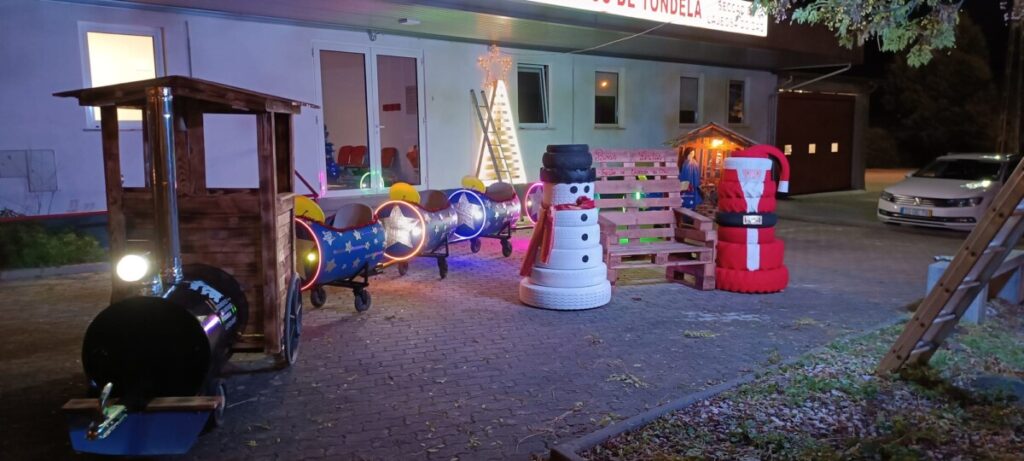  Bombeiros de Tondela constroem comboio de Natal com materiais reciclados