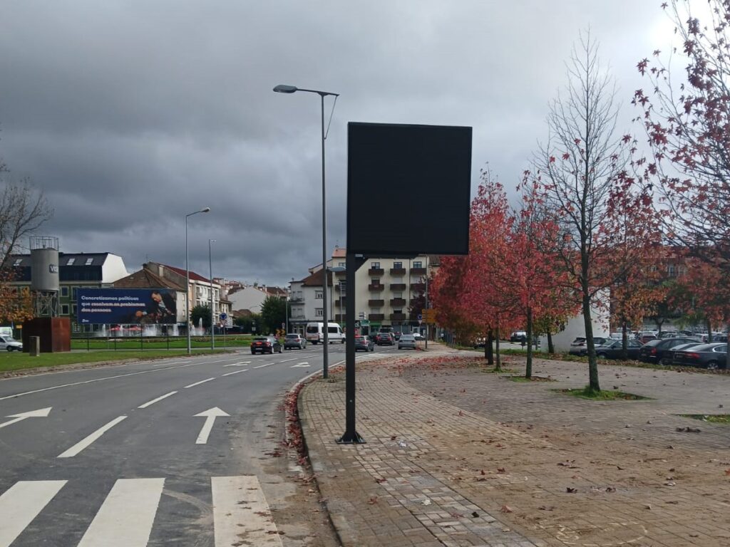  Painéis em oito entradas de Viseu informam lugares de estacionamento