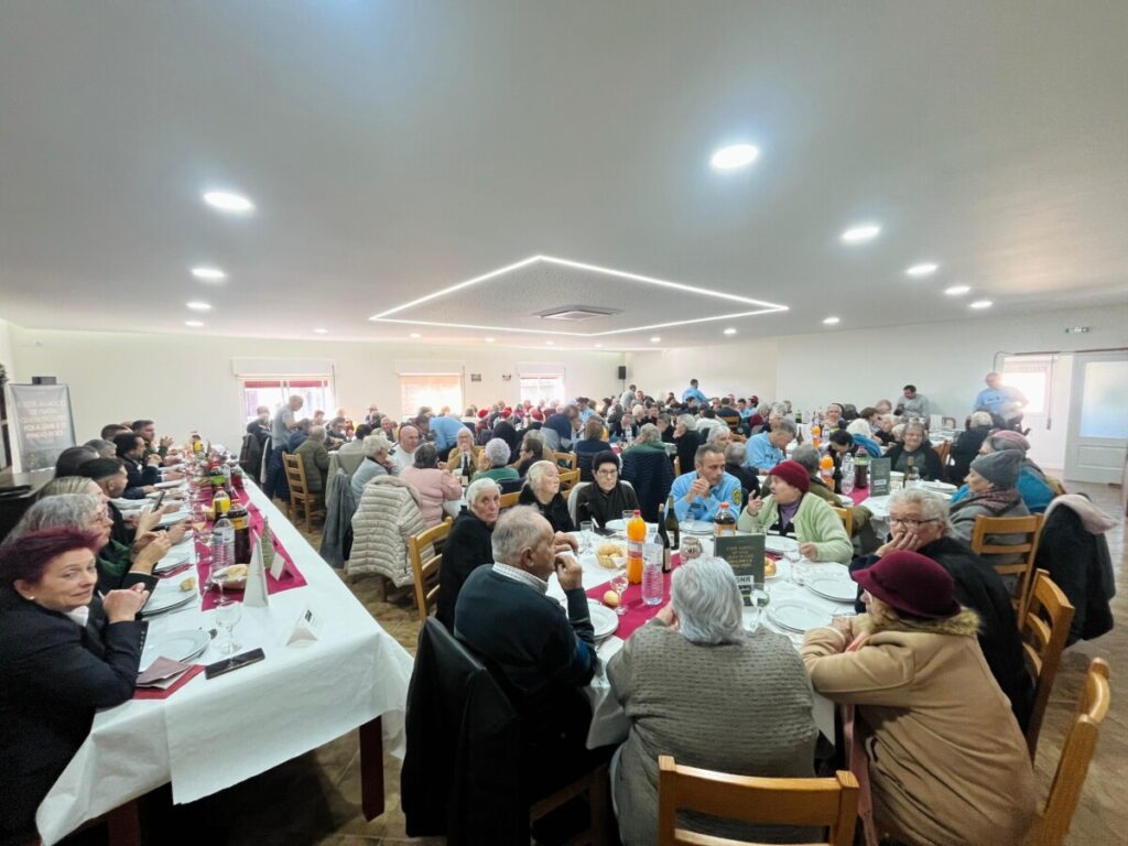  Almoço reúne 100 idosos do distrito de Viseu que vivem sozinhos ou isolados