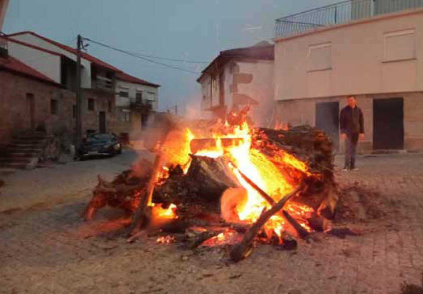  Os meninos e as meninas à volta da fogueira em Arcozelos, Moimenta da Beira