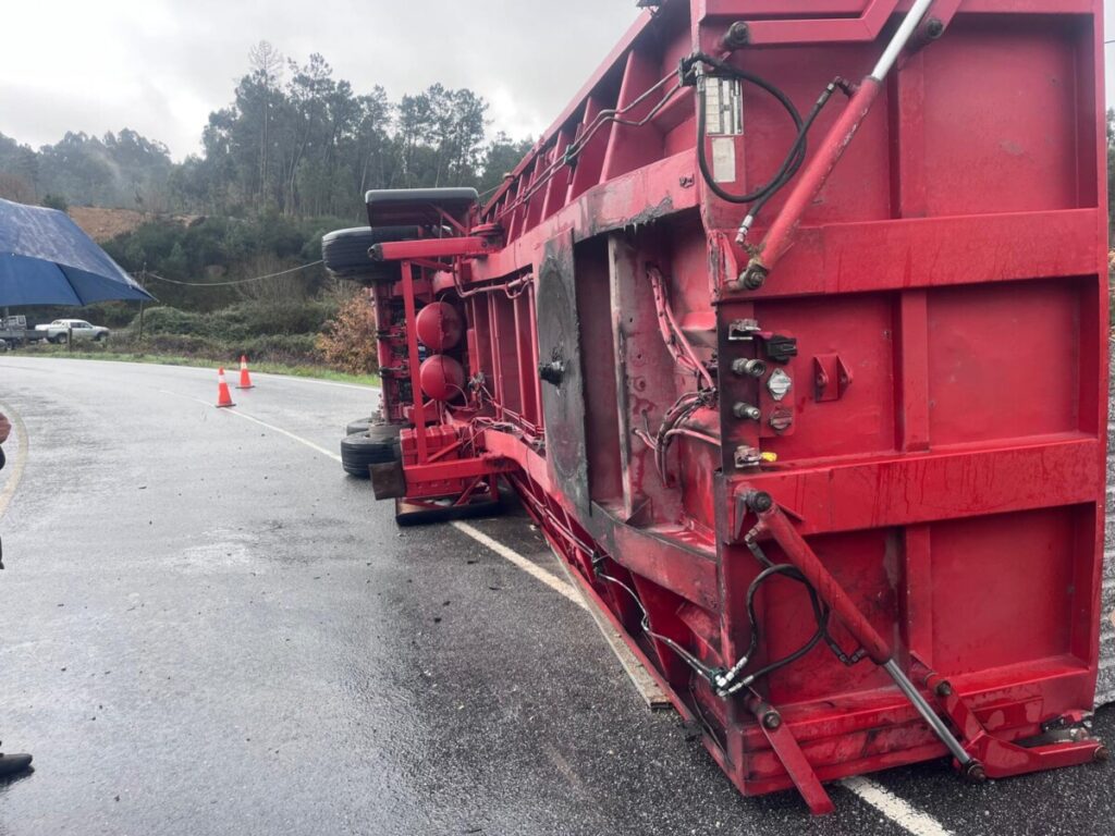  Camião tomba, espalha carga e corta estrada em São Pedro do Sul