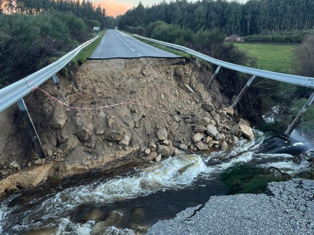  Mau tempo abre buraco e provoca queda de carrinha na estrada entre Tarouca e Vila Nova de Paiva