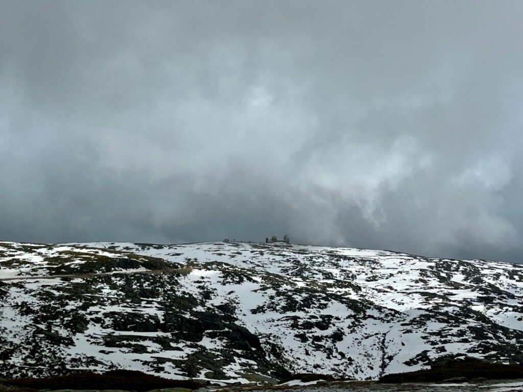  Serra da Estrela sob aviso amarelo devido à neve. Acessos à Torre estão encerrados