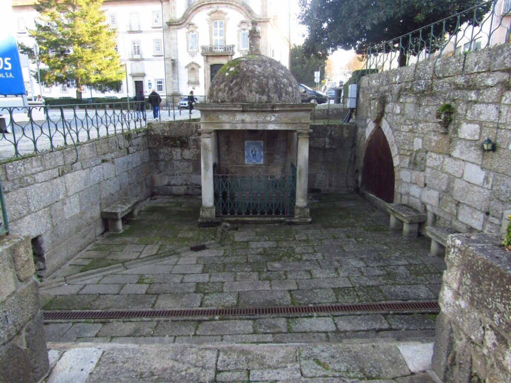  Uma é nova, outra é velha e ao todo são duas as fontes que escapam aos olhos de quem passa na Santa Cristina (Viseu)