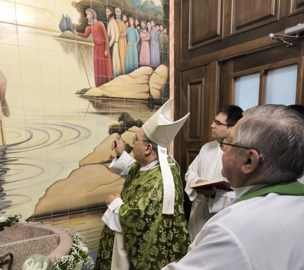  Pia batismal e painel de azulejos restaurados na Igreja Matriz de Lordosa, em Viseu